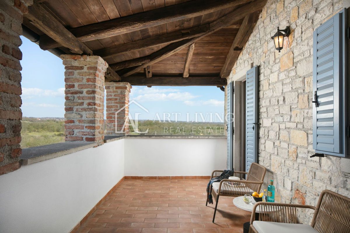 Poreč, okolica - rustikalna kamnita vila z bazenom v istrskem stilu