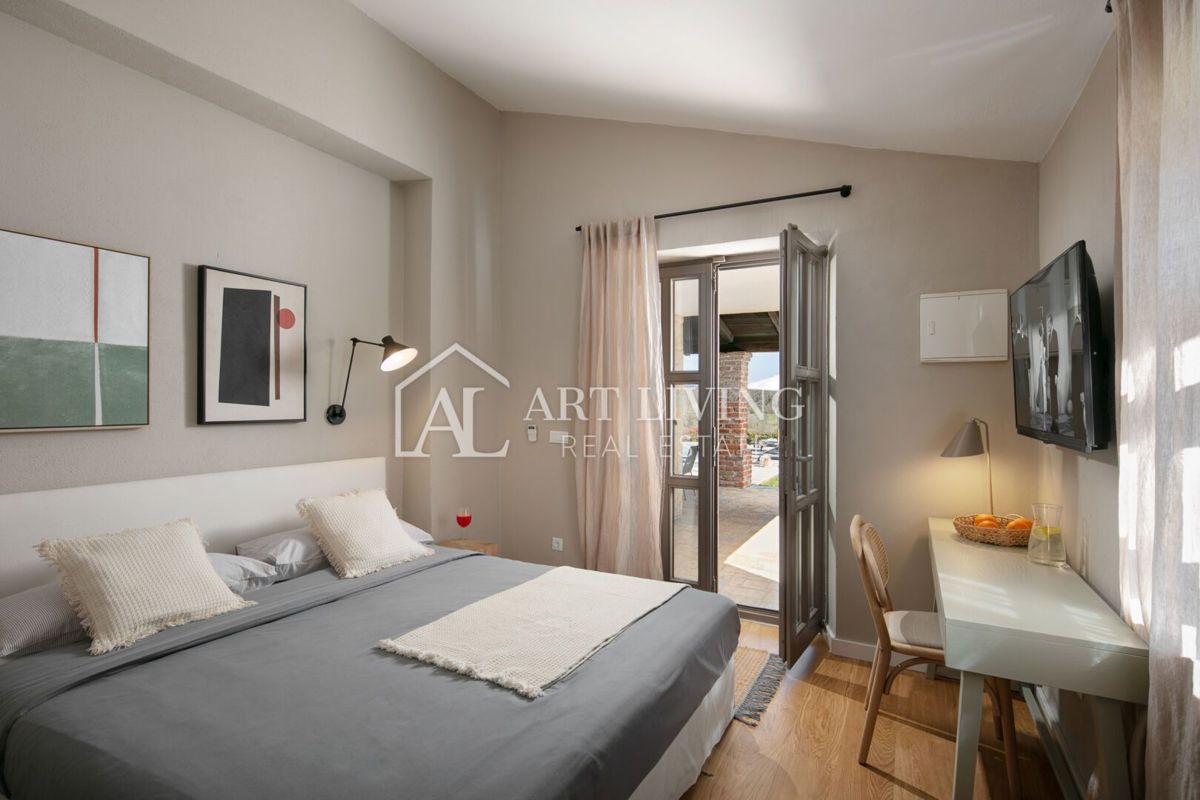 Poreč, okolica - rustikalna kamnita vila z bazenom v istrskem stilu