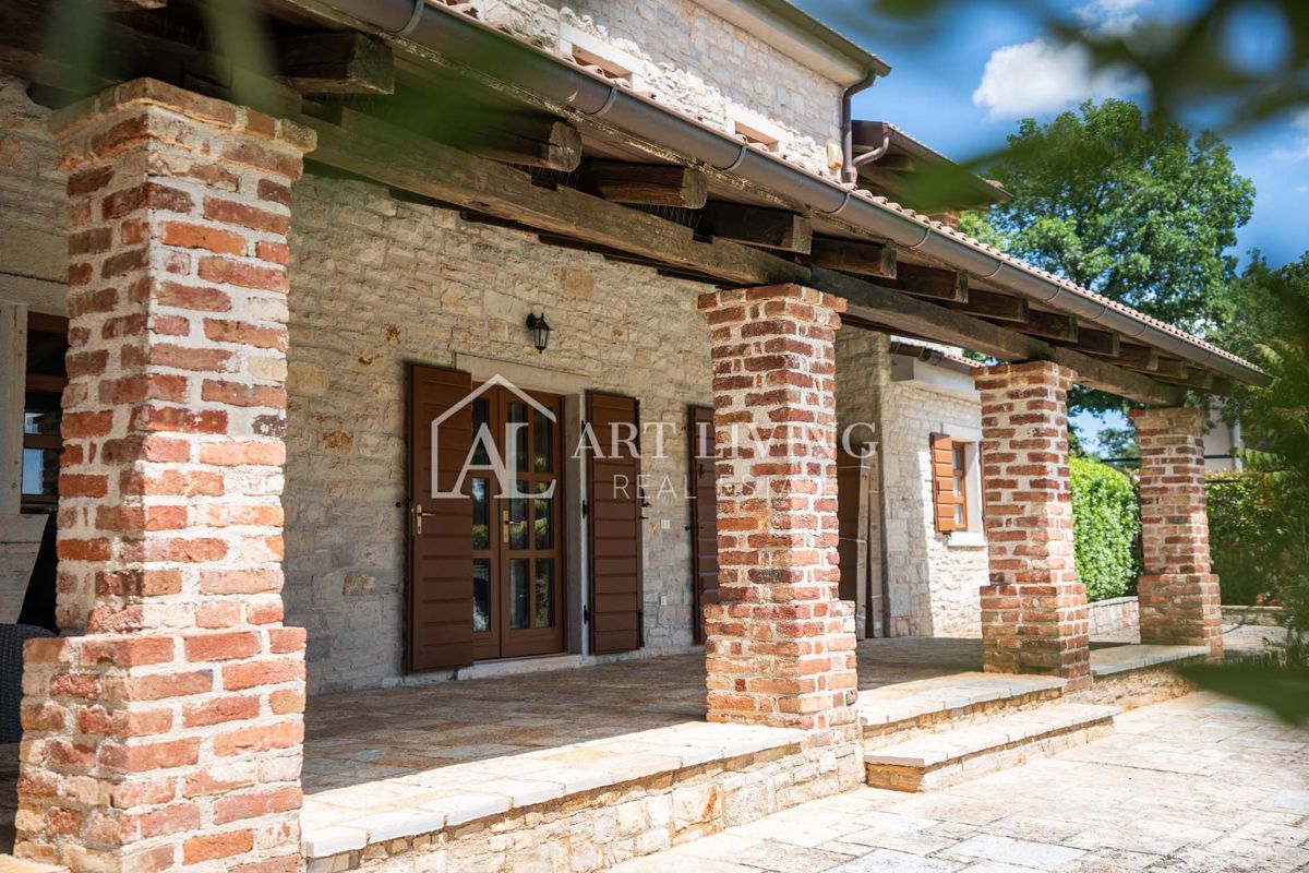 Poreč, okolica - rustikalna kamnita vila z bazenom v istrskem stilu