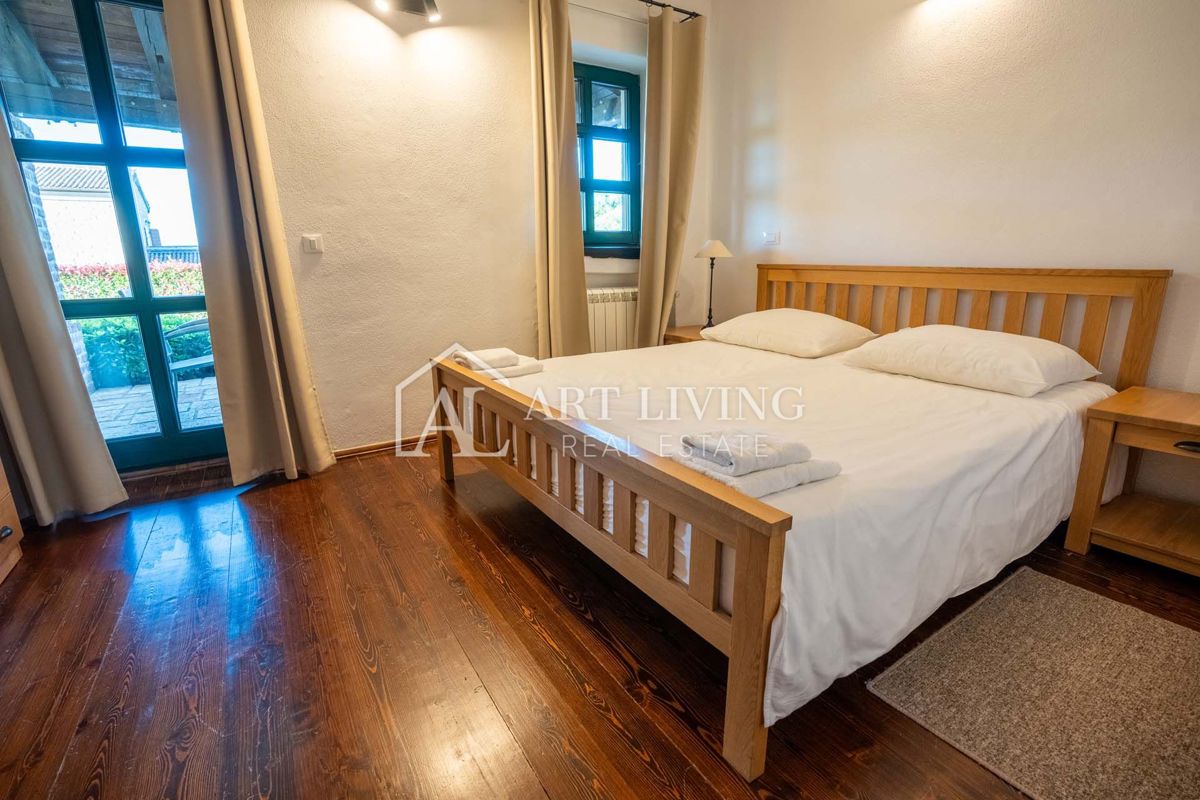 Poreč, okolica - rustikalna kamnita vila z bazenom v istrskem stilu