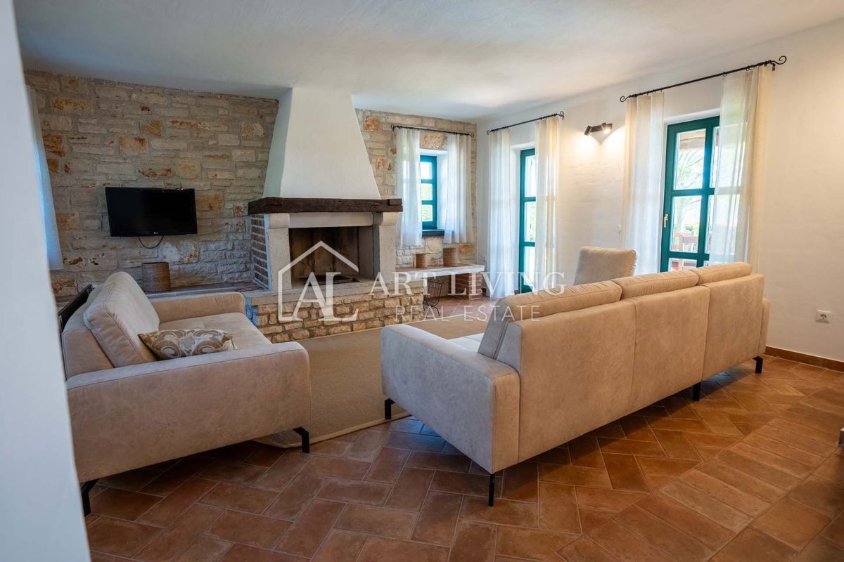 Poreč, okolica - rustikalna kamnita vila z bazenom v istrskem stilu