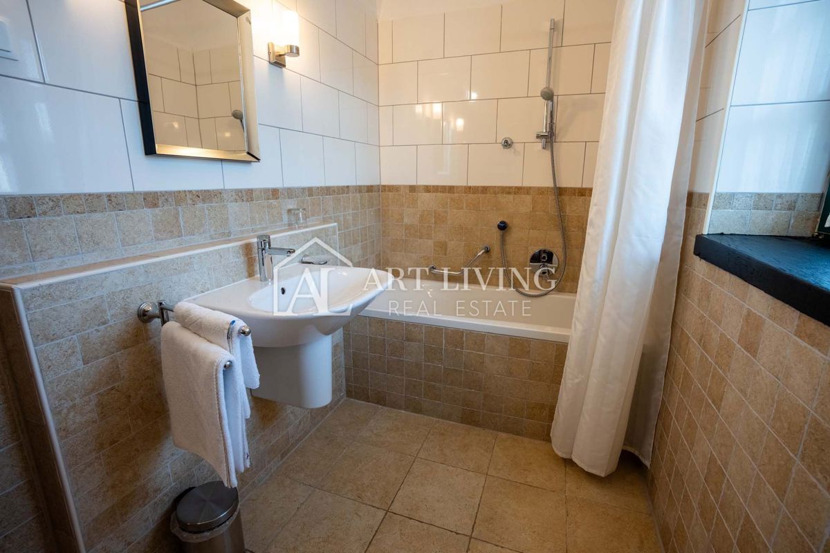 Poreč, okolica - rustikalna kamnita vila z bazenom v istrskem stilu