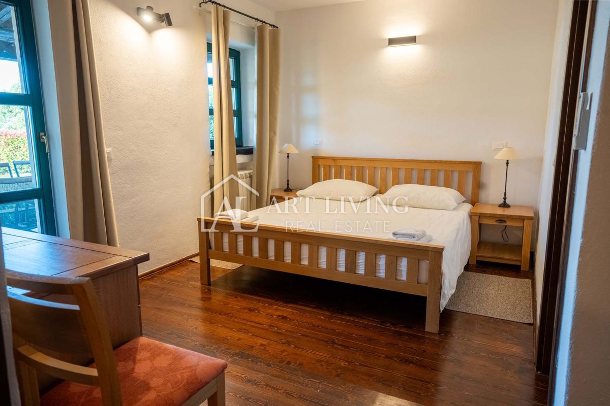 Poreč, okolica - rustikalna kamnita vila z bazenom v istrskem stilu