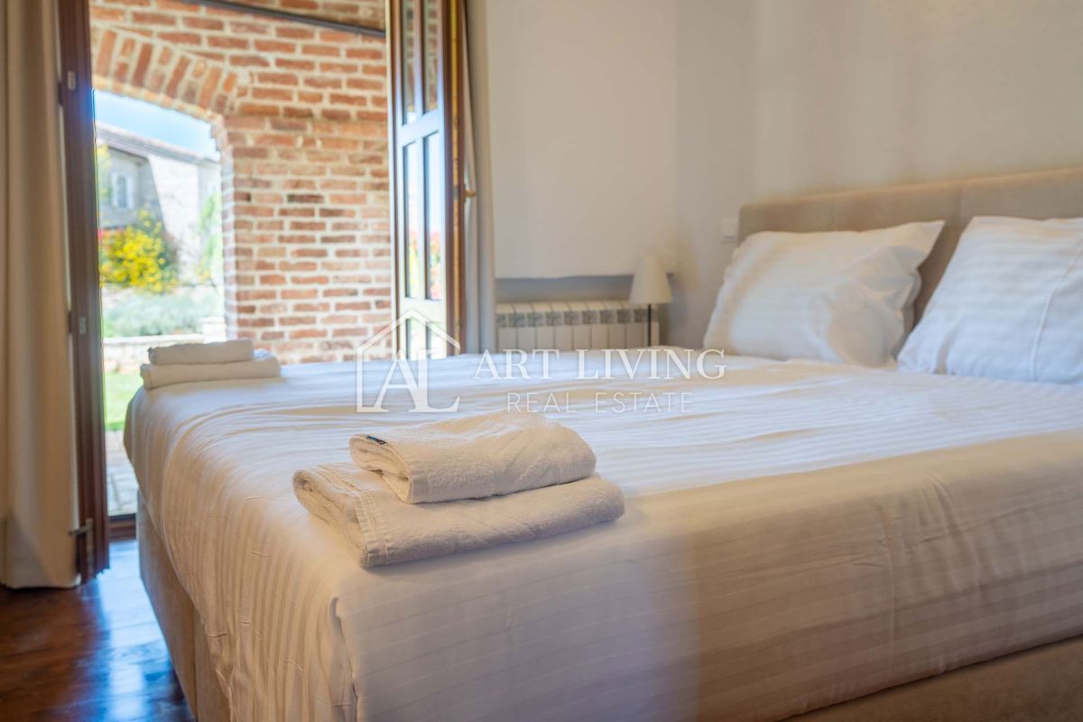 Poreč, okolica - rustikalna kamnita vila z bazenom v istrskem stilu