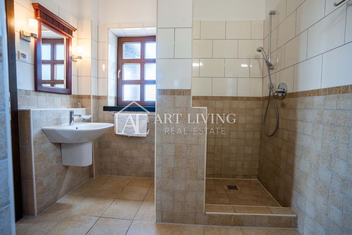 Poreč, okolica - rustikalna kamnita vila z bazenom v istrskem stilu