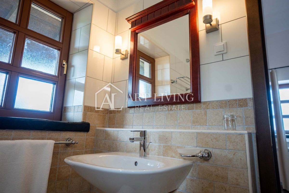 Poreč, okolica - rustikalna kamnita vila z bazenom v istrskem stilu