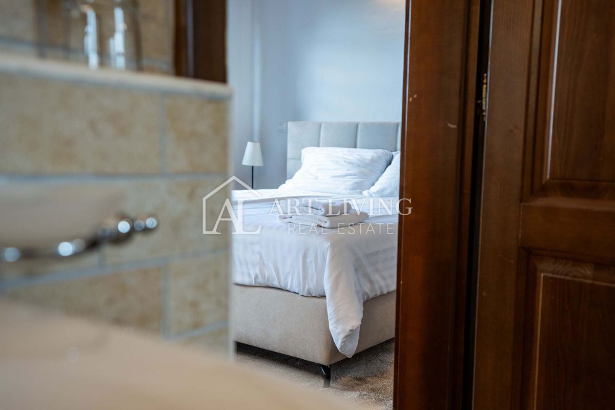 Poreč, okolica - rustikalna kamnita vila z bazenom v istrskem stilu