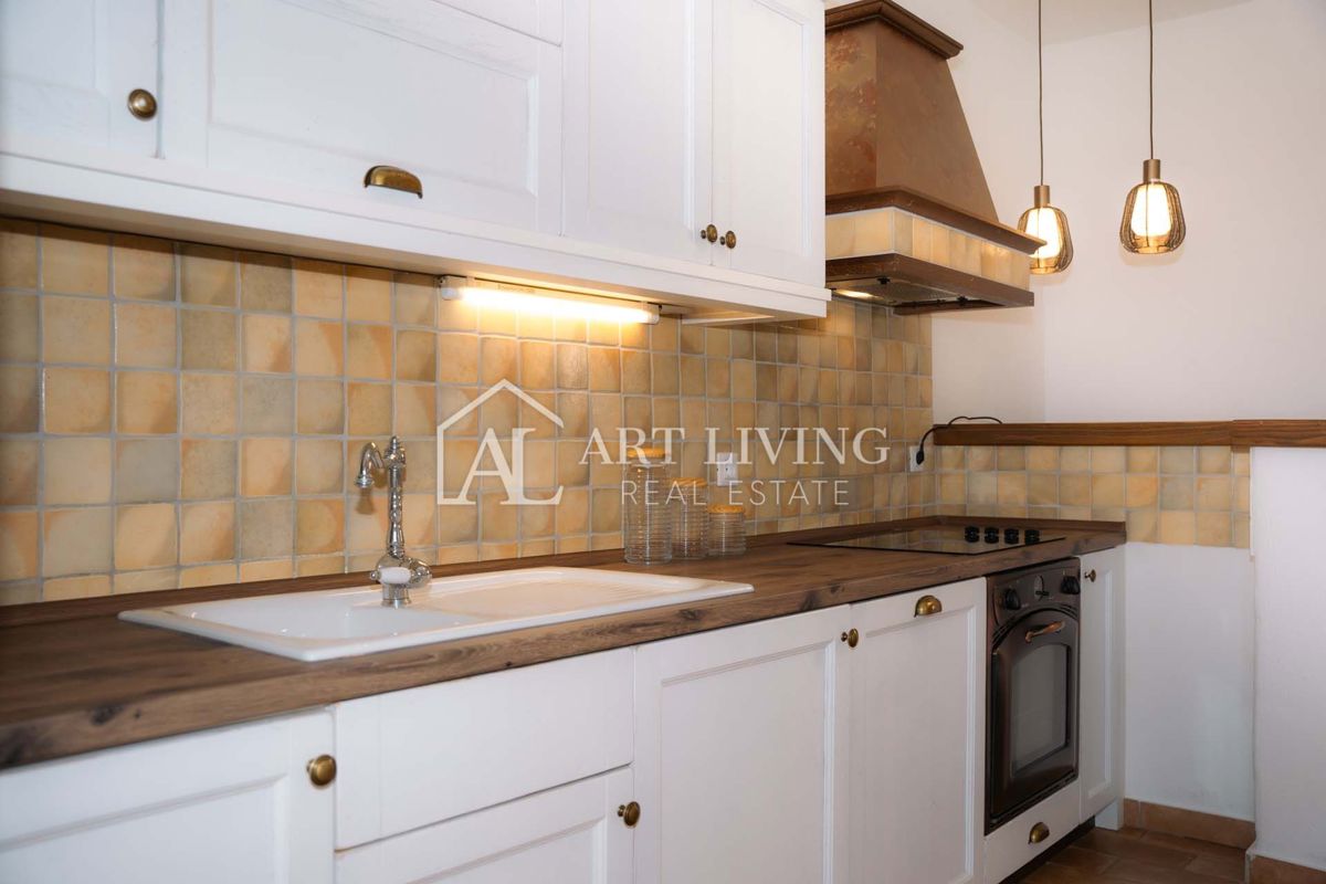 Poreč, okolica - rustikalna kamnita vila z bazenom v istrskem stilu