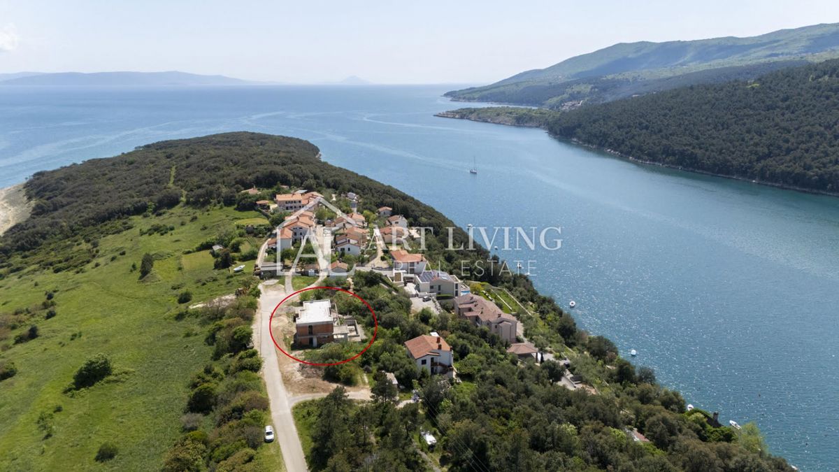 Istra, Labin, okolica - atraktivna vila v roh-bau fazi na odlični lokaciji, 80 m od morja