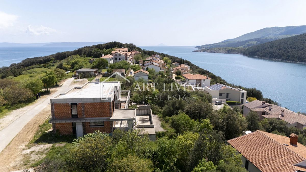 Istra, Labin, okolica - atraktivna vila v roh-bau fazi na odlični lokaciji, 80 m od morja