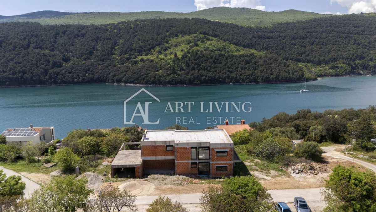 Istra, Labin, okolica - atraktivna vila v roh-bau fazi na odlični lokaciji, 80 m od morja