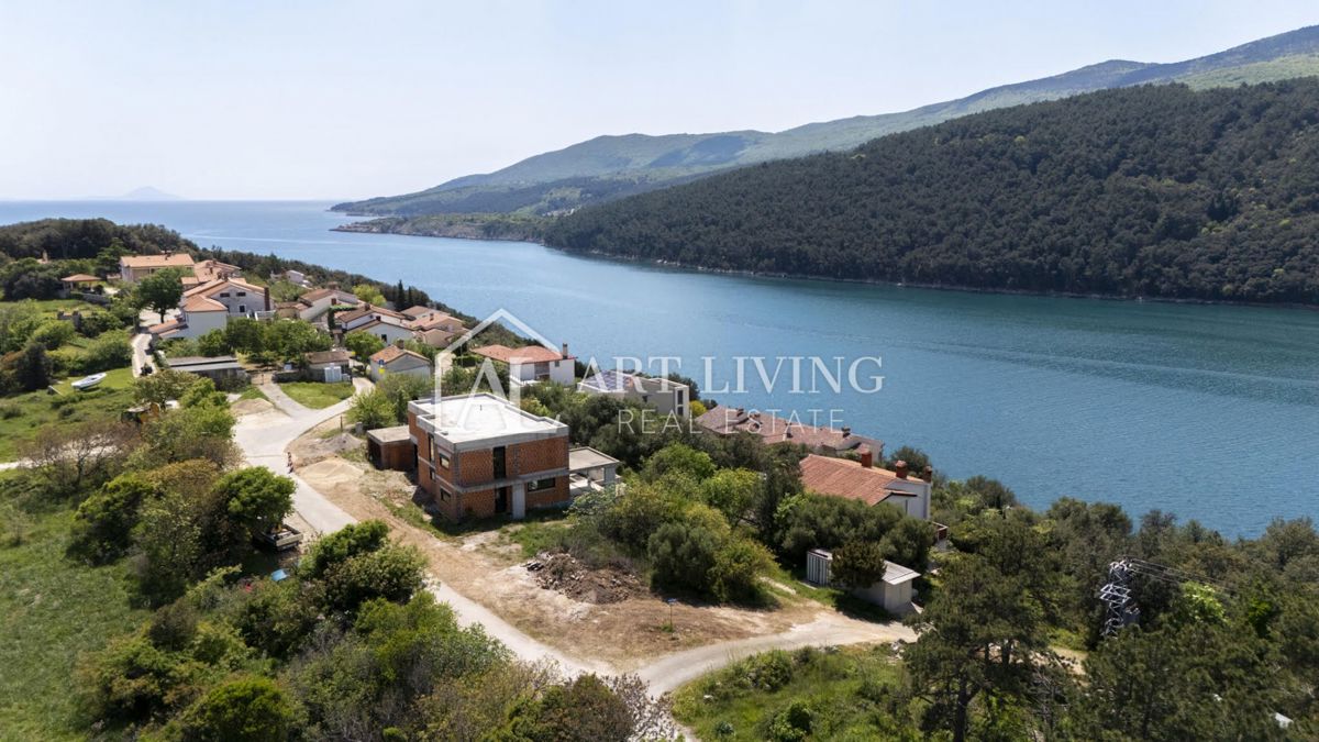 Istra, Labin, okolica - atraktivna vila v roh-bau fazi na odlični lokaciji, 80 m od morja