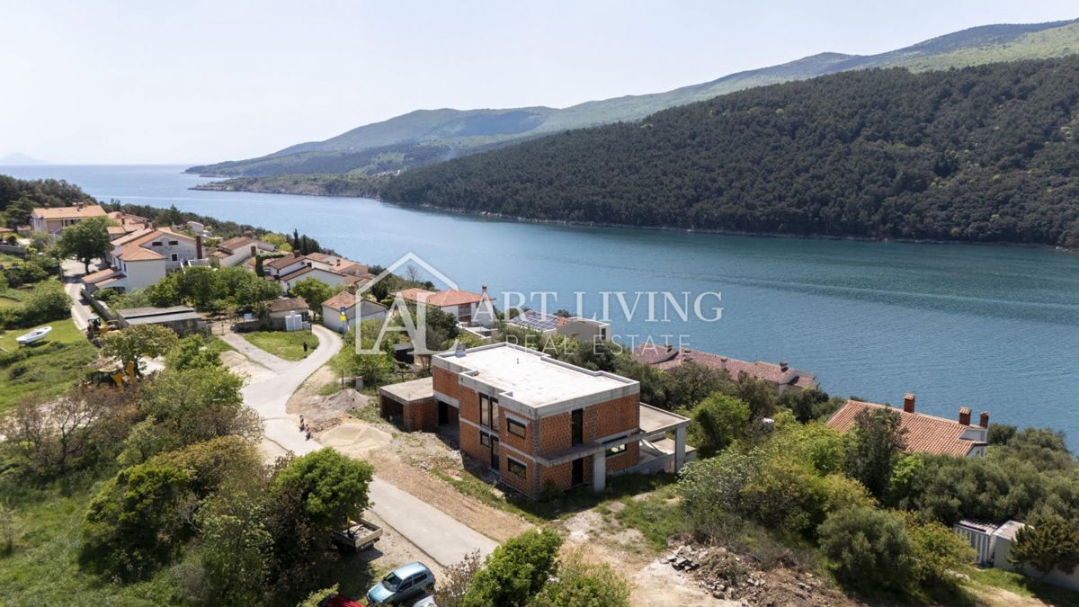 Istra, Labin, okolica - atraktivna vila v roh-bau fazi na odlični lokaciji, 80 m od morja