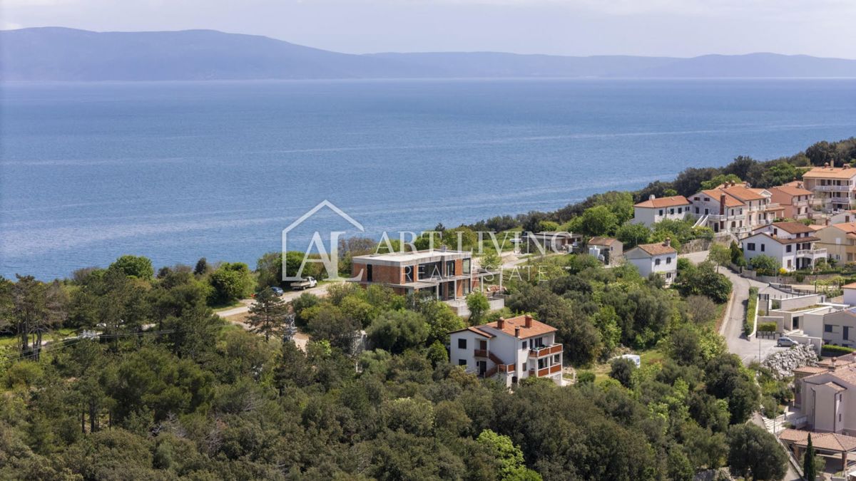 Istra, Labin, okolica - atraktivna vila v roh-bau fazi na odlični lokaciji, 80 m od morja