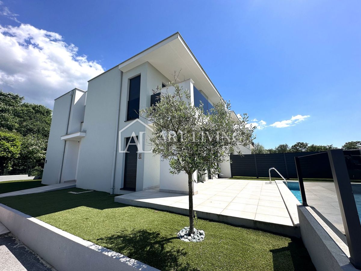 Istra, Umag, okolica – dvojna vila z bazenom, 1,3 km od morja