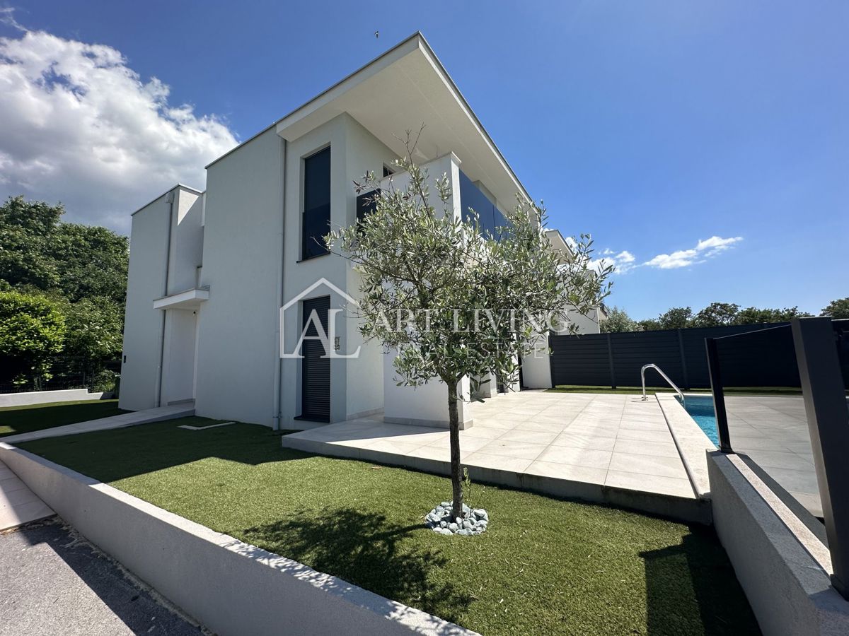 Istra, Umag, okolica – dvojna vila z bazenom, 1,3 km od morja