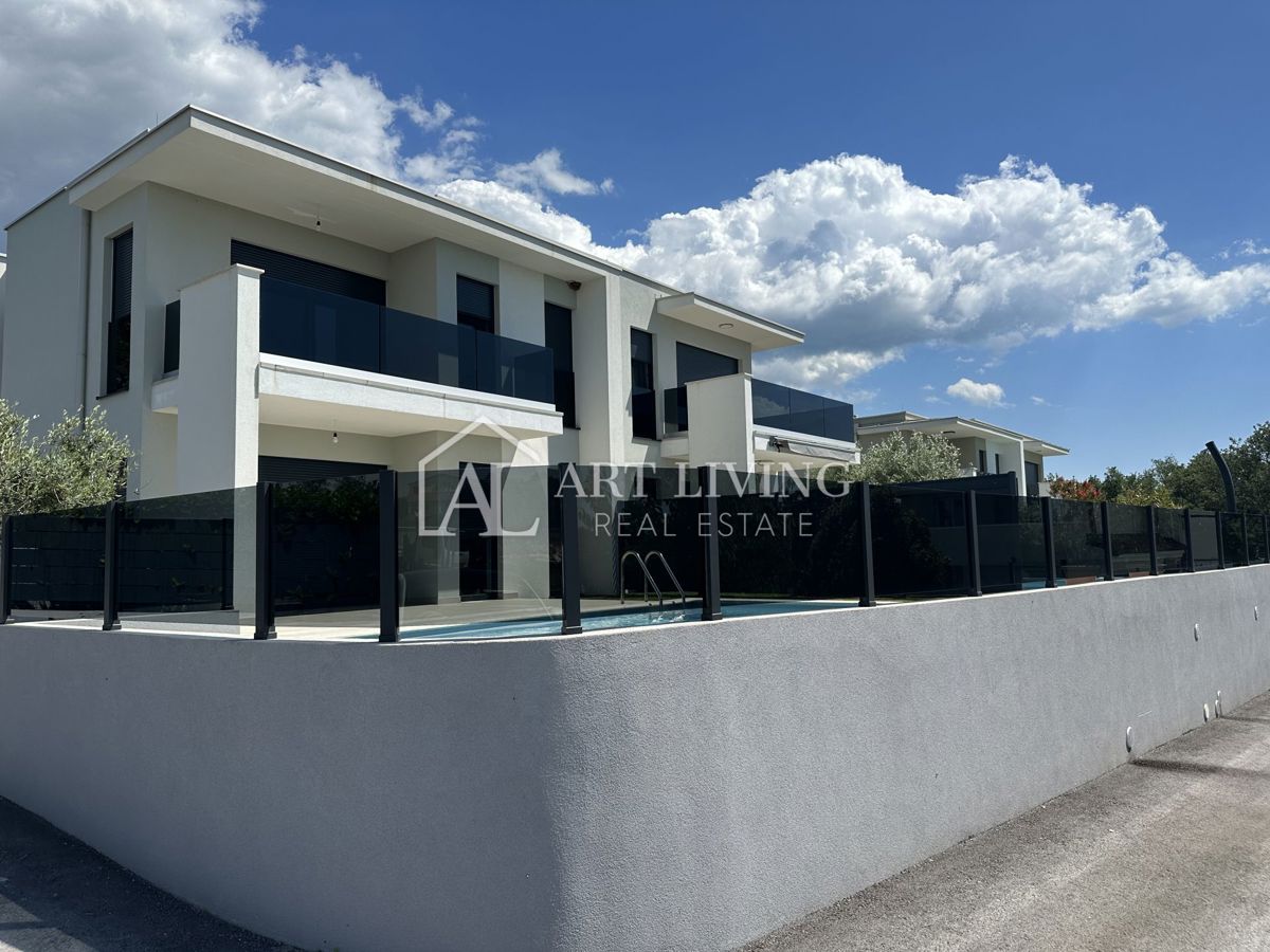 Istra, Umag, okolica – dvojna vila z bazenom, 1,3 km od morja