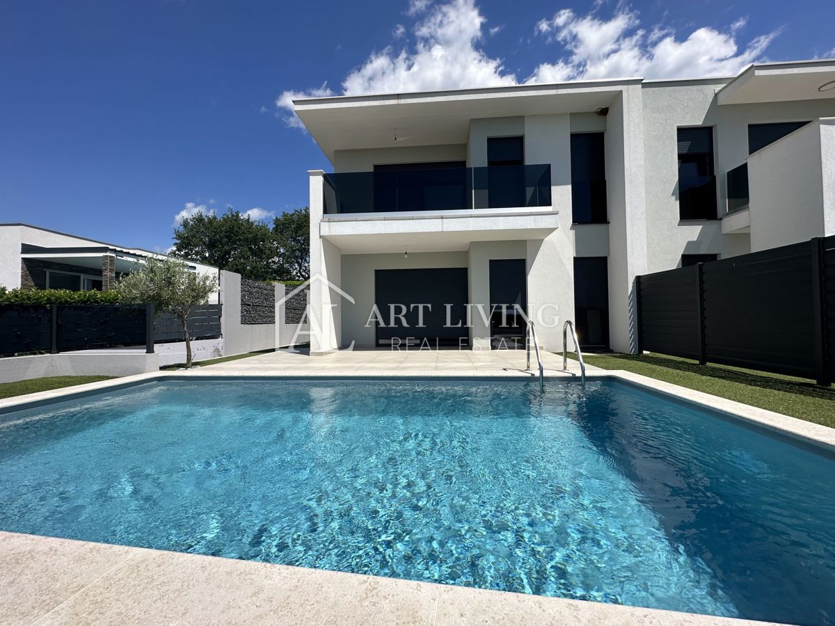 Istra, Umag, okolica – dvojna vila z bazenom, 1,3 km od morja
