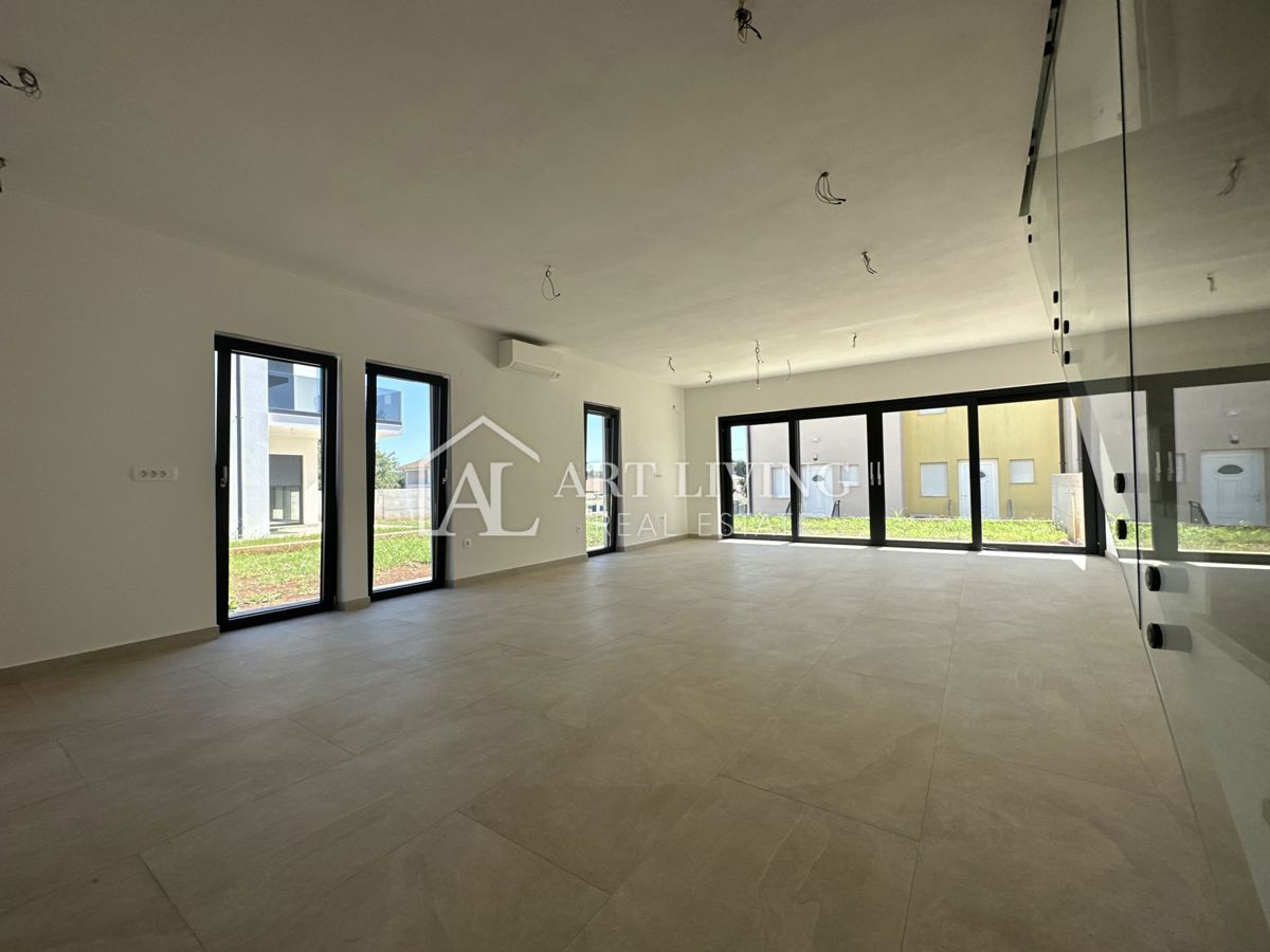 NOVIGRAD, okolica - ATRAKTIVNA DVOJNA HIŠA, 300 m OD MORJA, VRHUNSKA LOKACIJA