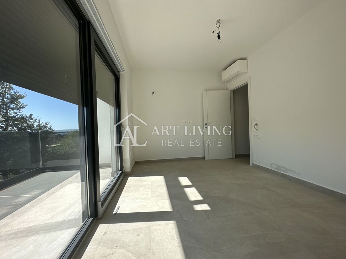 NOVIGRAD, okolica - ATRAKTIVNA DVOJNA HIŠA, 300 m OD MORJA, VRHUNSKA LOKACIJA