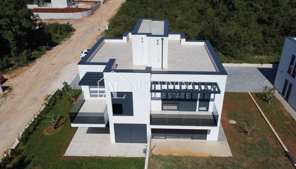 NOVIGRAD, okolica - ATRAKTIVNA DVOJNA HIŠA, 300 m OD MORJA, VRHUNSKA LOKACIJA