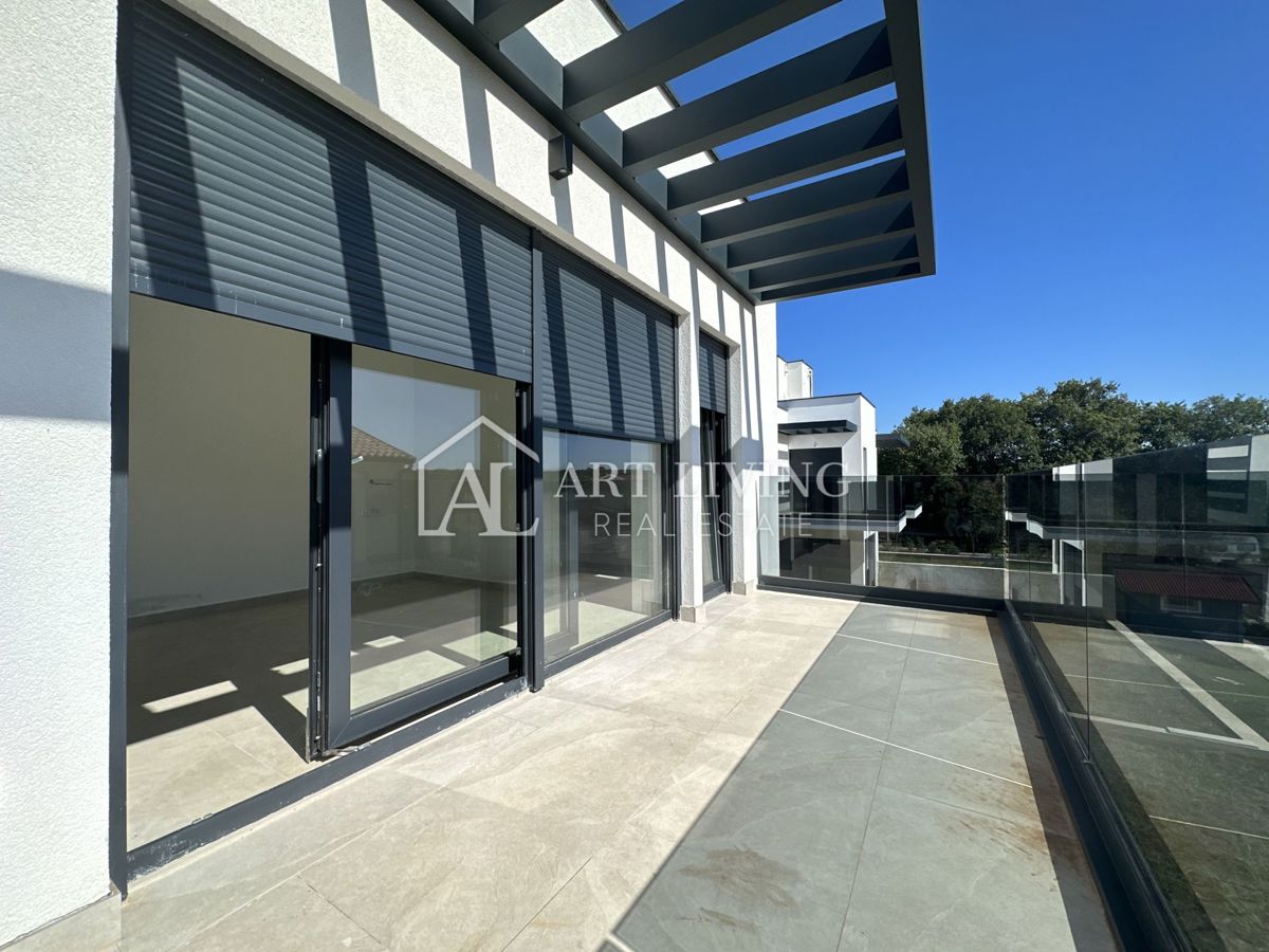 NOVIGRAD, okolica - ATRAKTIVNA DVOJNA HIŠA, 300 m OD MORJA, VRHUNSKA LOKACIJA