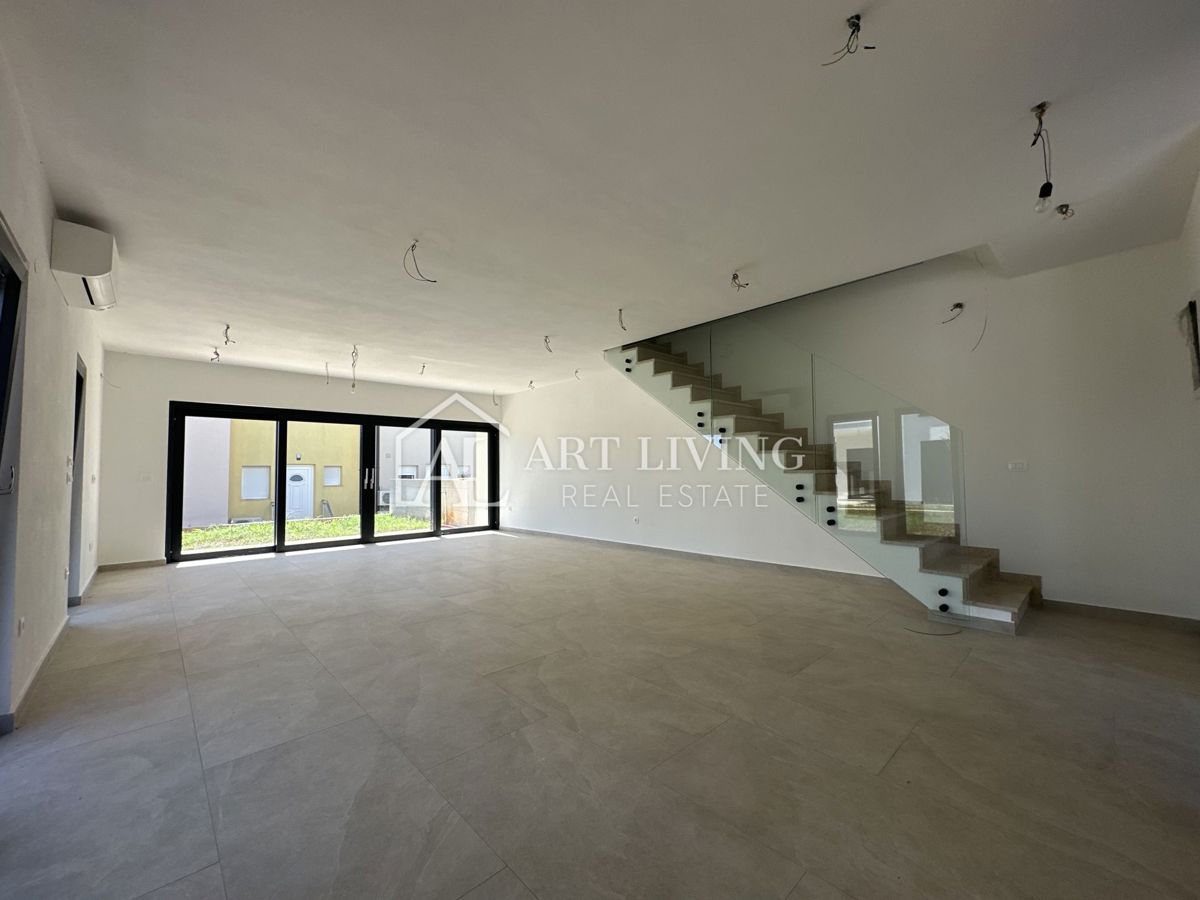 NOVIGRAD, okolica - ATRAKTIVNA DVOJNA HIŠA, 300 m OD MORJA, VRHUNSKA LOKACIJA