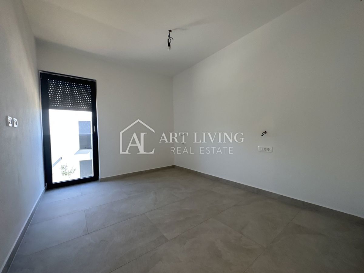 NOVIGRAD, okolica - ATRAKTIVNA DVOJNA HIŠA, 300 m OD MORJA, VRHUNSKA LOKACIJA