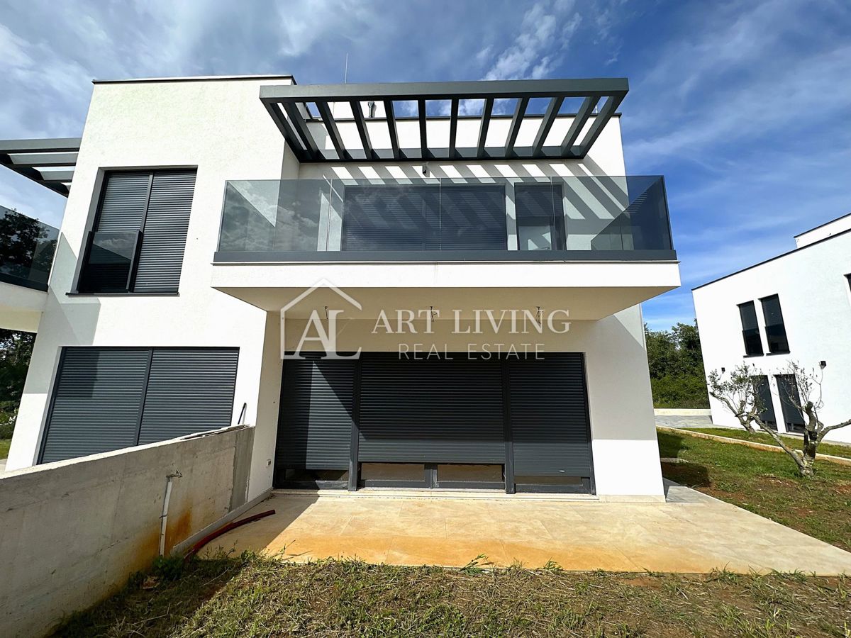 NOVIGRAD, okolica - ATRAKTIVNA DVOJNA HIŠA, 300 m OD MORJA, VRHUNSKA LOKACIJA