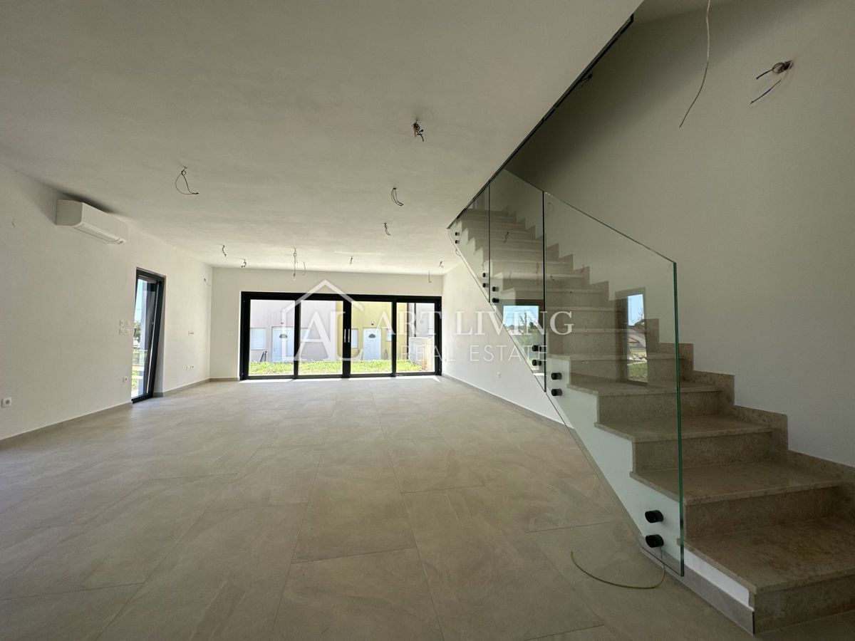 NOVIGRAD, okolica - ATRAKTIVNA DVOJNA HIŠA, 300 m OD MORJA, VRHUNSKA LOKACIJA