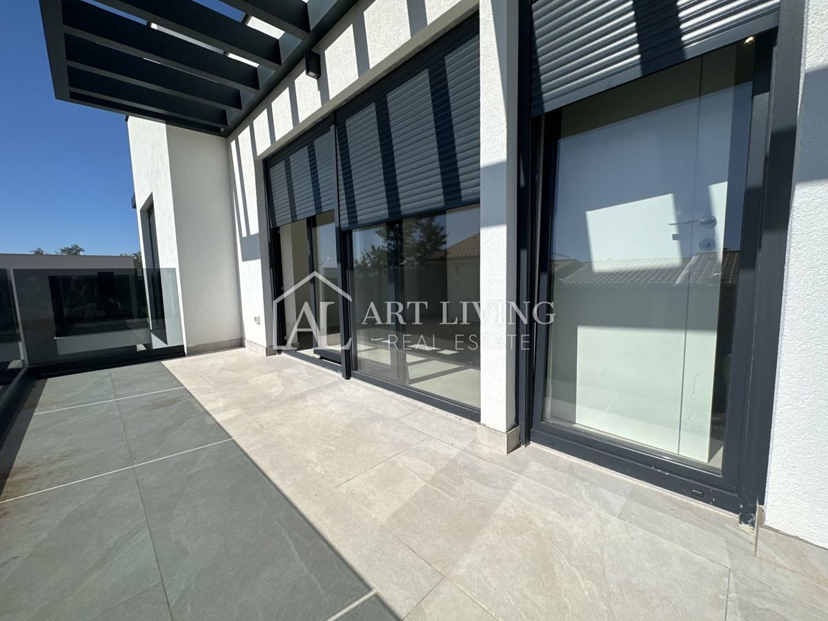 NOVIGRAD, okolica - ATRAKTIVNA DVOJNA HIŠA, 300 m OD MORJA, VRHUNSKA LOKACIJA