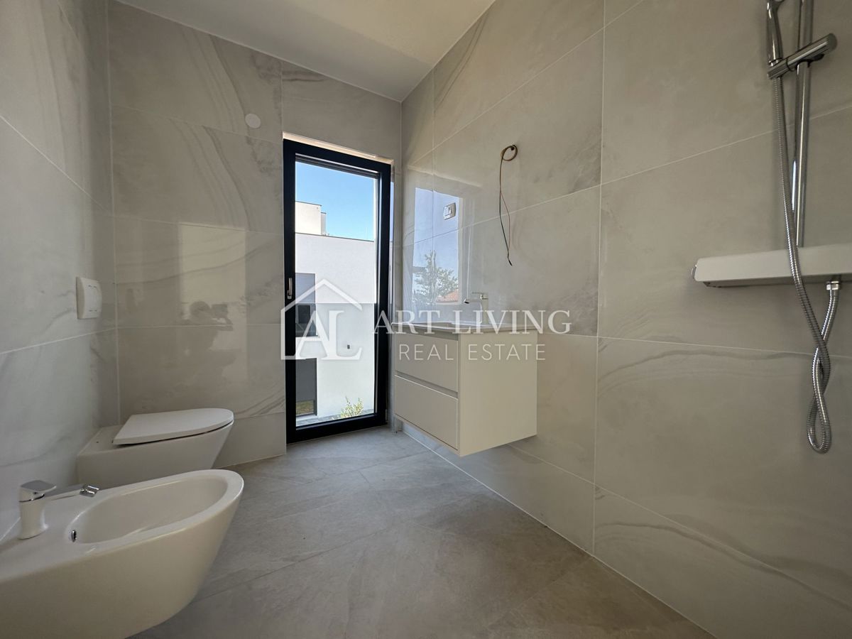 NOVIGRAD, okolica - ATRAKTIVNA DVOJNA HIŠA, 300 m OD MORJA, VRHUNSKA LOKACIJA