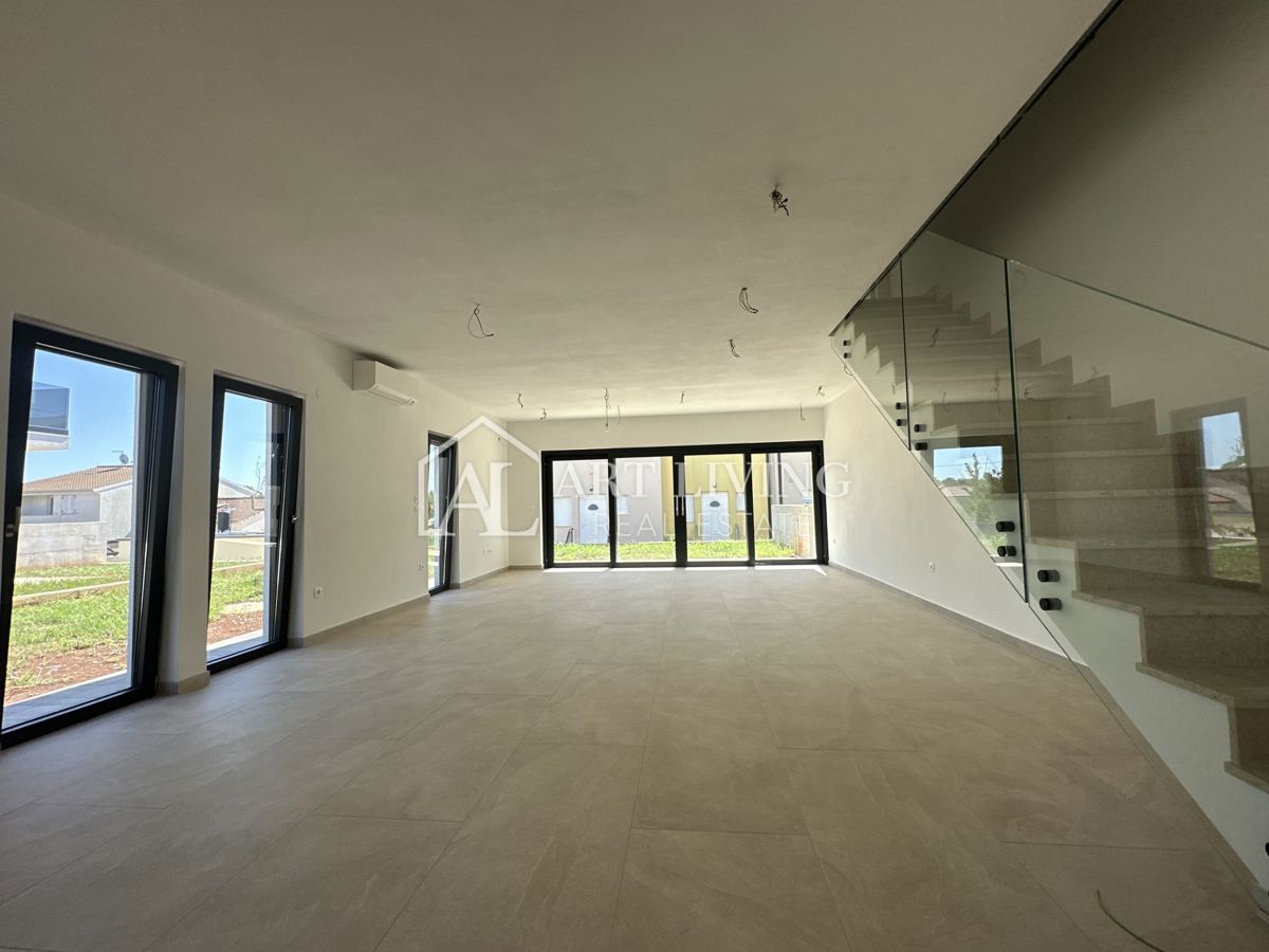 NOVIGRAD, okolica - ATRAKTIVNA DVOJNA HIŠA, 300 m OD MORJA, VRHUNSKA LOKACIJA