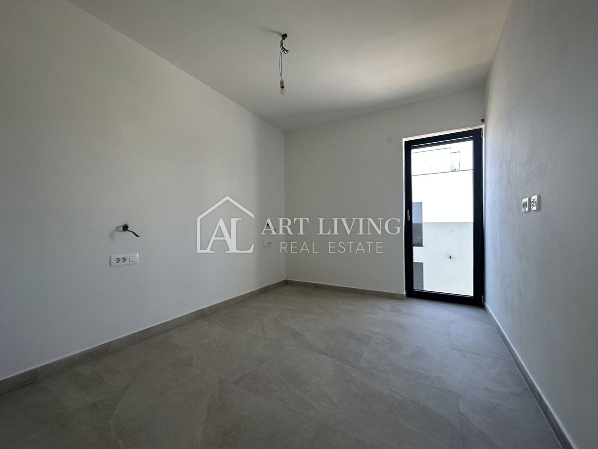 NOVIGRAD, okolica - ATRAKTIVNA DVOJNA HIŠA, 300 m OD MORJA, VRHUNSKA LOKACIJA