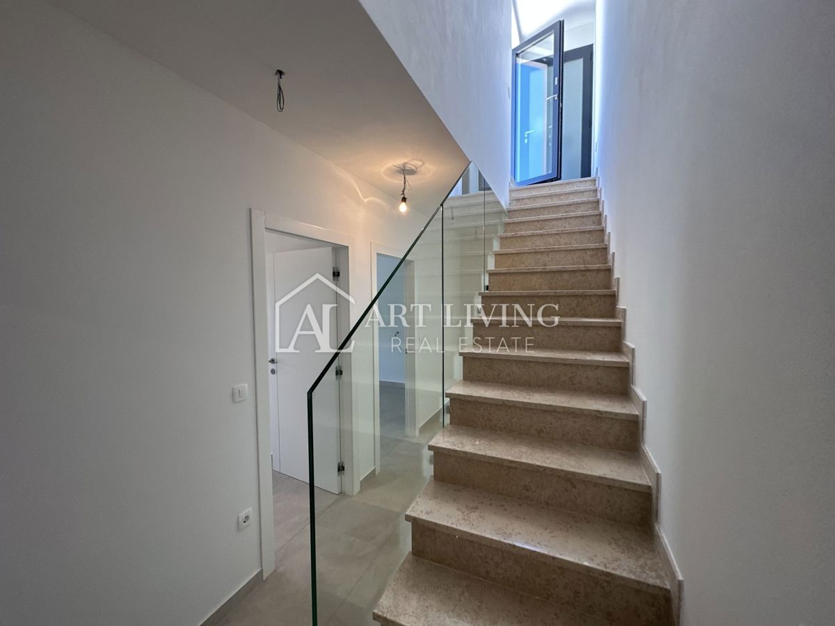 NOVIGRAD, okolica - ATRAKTIVNA DVOJNA HIŠA, 300 m OD MORJA, VRHUNSKA LOKACIJA