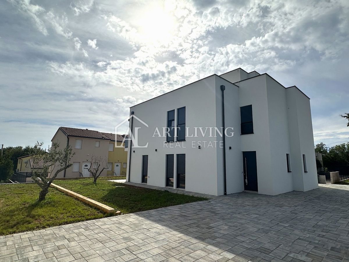 NOVIGRAD, okolica - ATRAKTIVNA DVOJNA HIŠA, 300 m OD MORJA, VRHUNSKA LOKACIJA