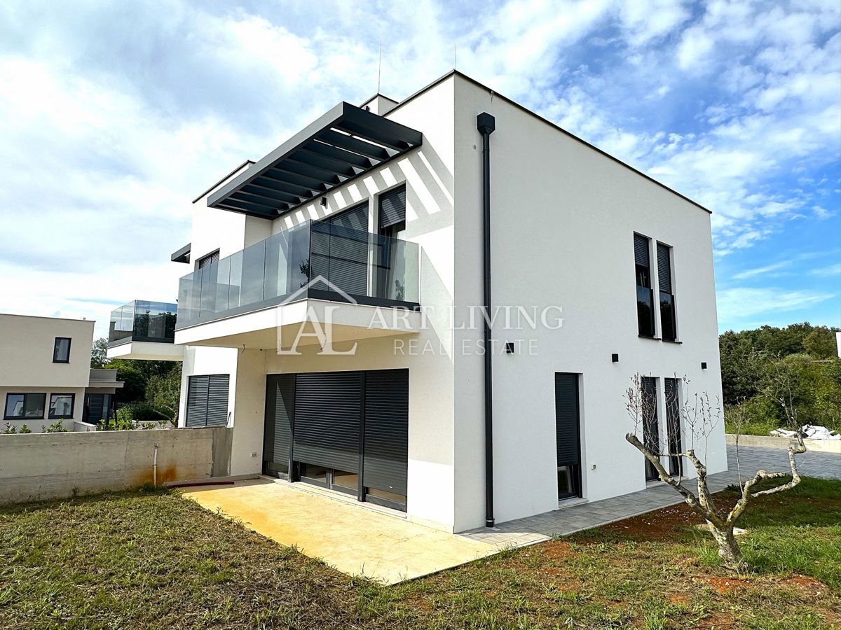 NOVIGRAD, okolica - ATRAKTIVNA DVOJNA HIŠA, 300 m OD MORJA, VRHUNSKA LOKACIJA