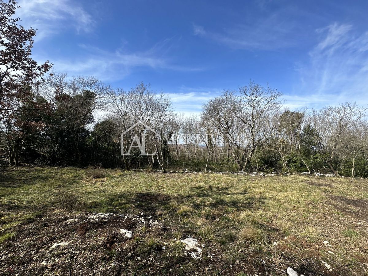 Grožnjan, okolica - atraktivno gradbeno zemljišče, 1100 m2 s čudovitim razgledom