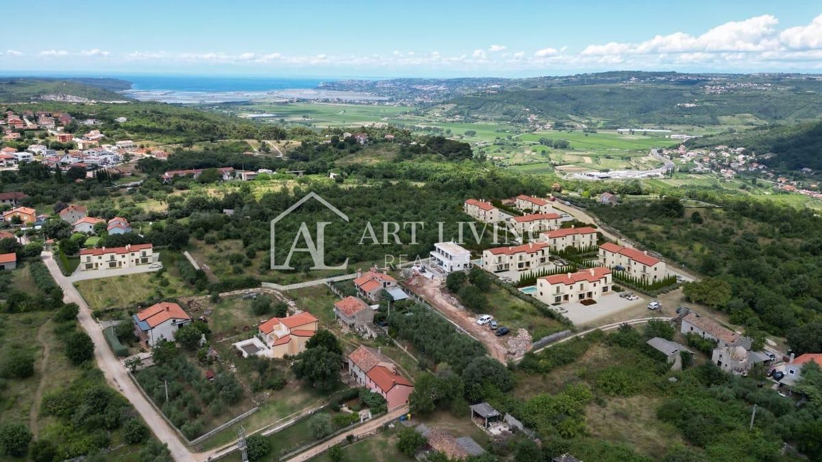 Buje, Kaštel – Moderna vrstna hiša z bazenom – NOVOGRADNJA