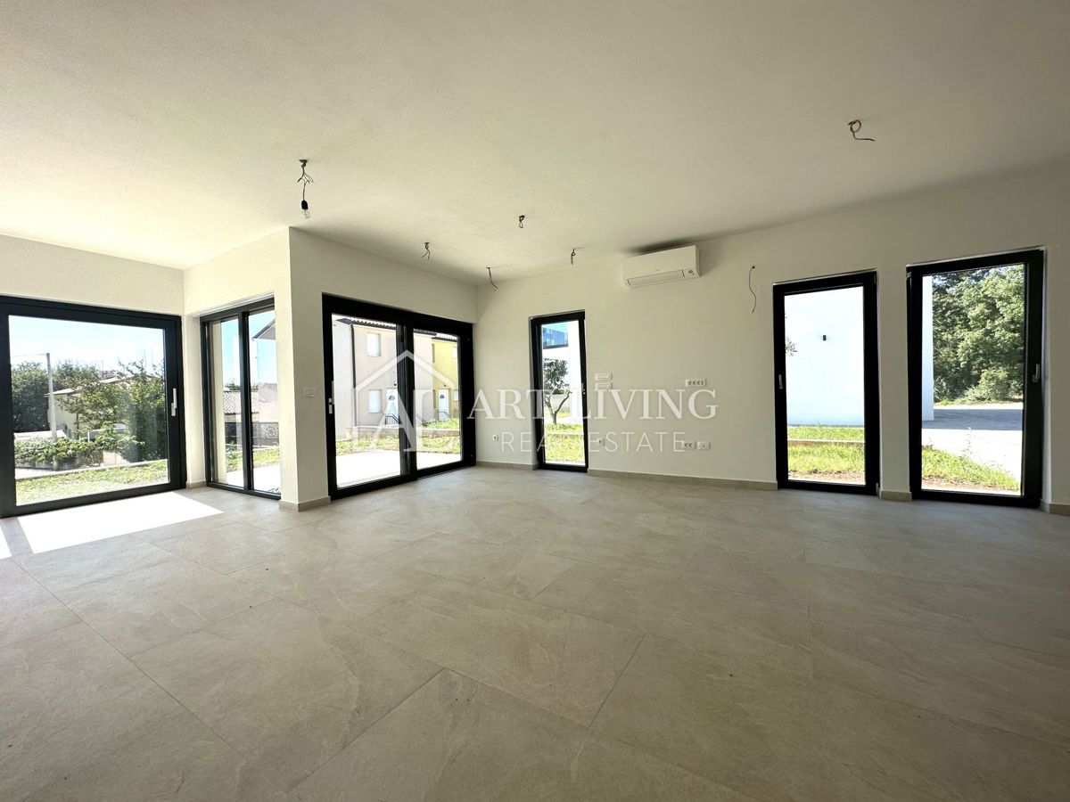 NOVIGRAD, okolica - MODERNA DVOJNA HIŠA NA VRHUNSKI LOKACIJI - SAMO 300 m OD MORJA!