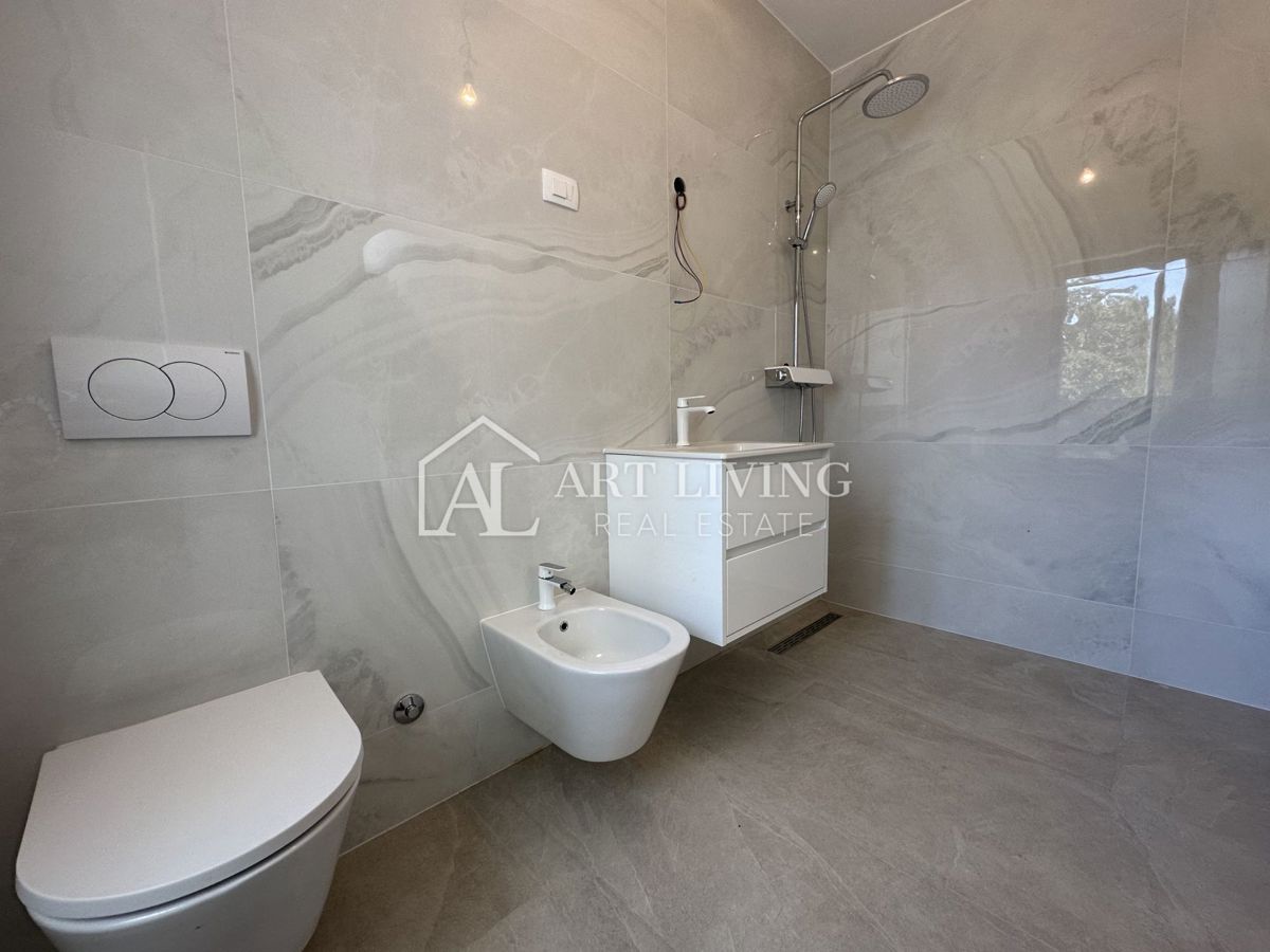 NOVIGRAD, okolica - MODERNA DVOJNA HIŠA NA VRHUNSKI LOKACIJI - SAMO 300 m OD MORJA!