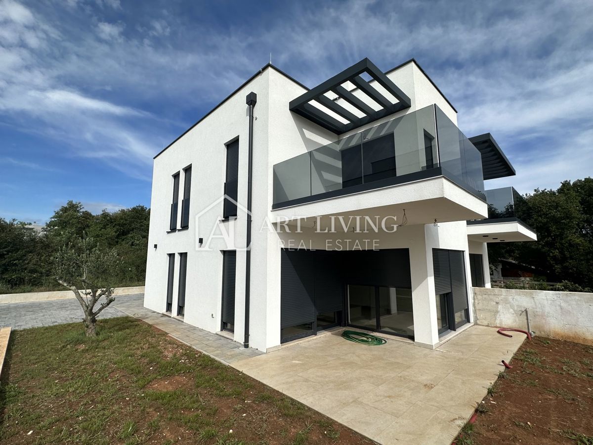 NOVIGRAD, okolica - MODERNA DVOJNA HIŠA NA VRHUNSKI LOKACIJI - SAMO 300 m OD MORJA!