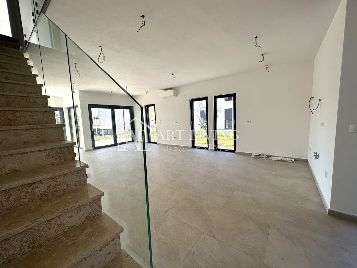 NOVIGRAD, okolica - MODERNA DVOJNA HIŠA NA VRHUNSKI LOKACIJI - SAMO 300 m OD MORJA!