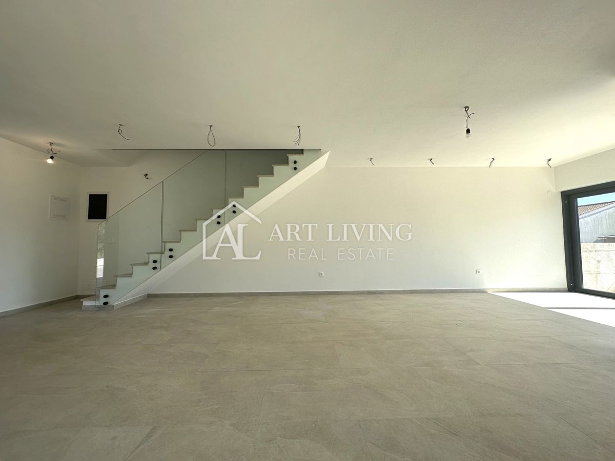 NOVIGRAD, okolica - MODERNA DVOJNA HIŠA NA VRHUNSKI LOKACIJI - SAMO 300 m OD MORJA!