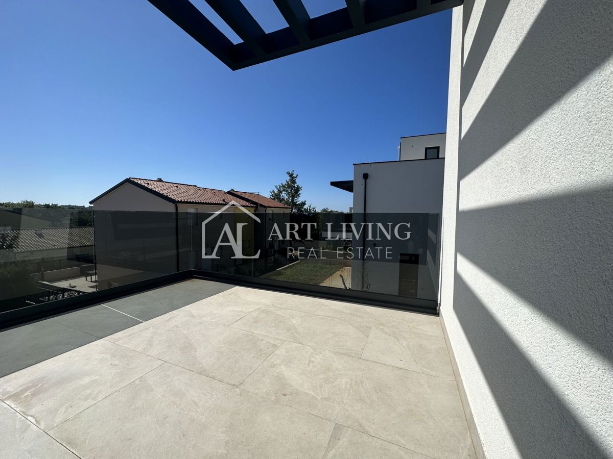 NOVIGRAD, okolica - MODERNA DVOJNA HIŠA NA VRHUNSKI LOKACIJI - SAMO 300 m OD MORJA!