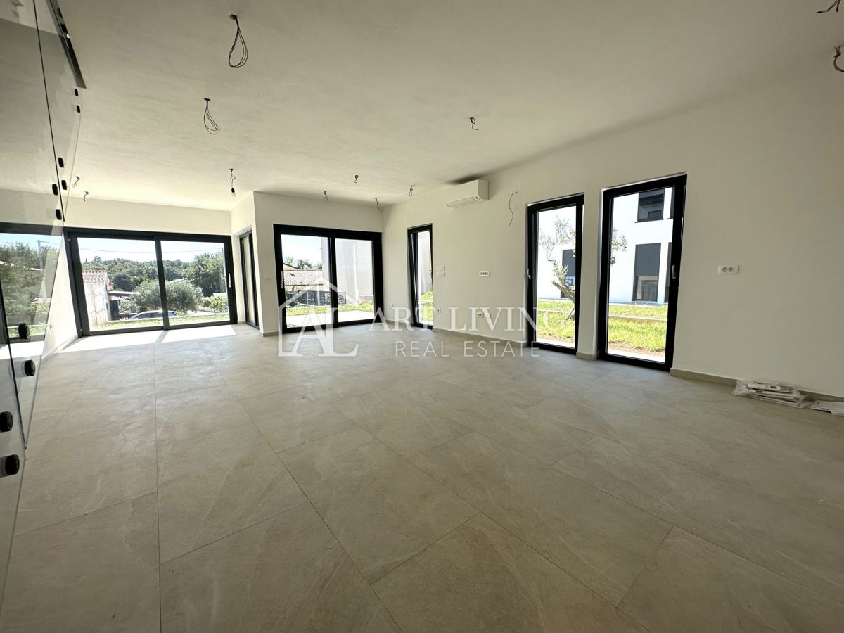 NOVIGRAD, okolica - MODERNA DVOJNA HIŠA NA VRHUNSKI LOKACIJI - SAMO 300 m OD MORJA!