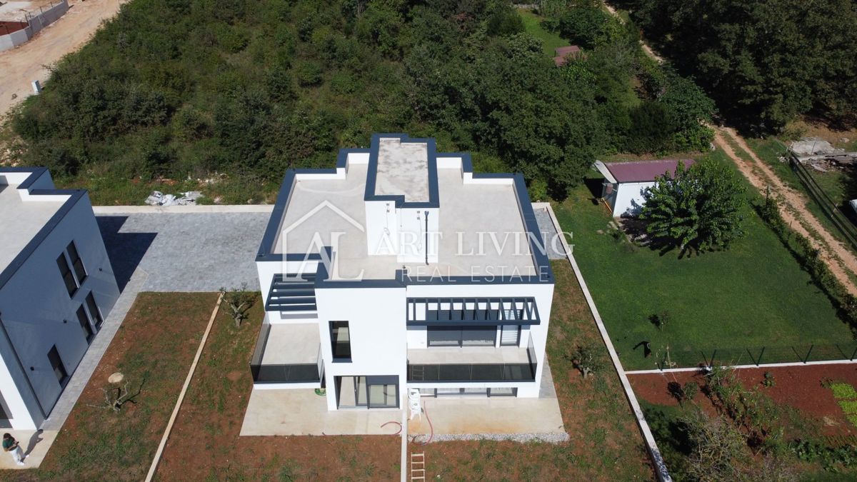 NOVIGRAD, okolica - MODERNA DVOJNA HIŠA NA VRHUNSKI LOKACIJI - SAMO 300 m OD MORJA!