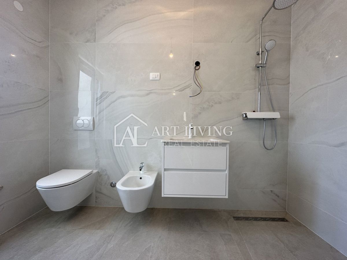 NOVIGRAD, okolica - MODERNA DVOJNA HIŠA NA VRHUNSKI LOKACIJI - SAMO 300 m OD MORJA!