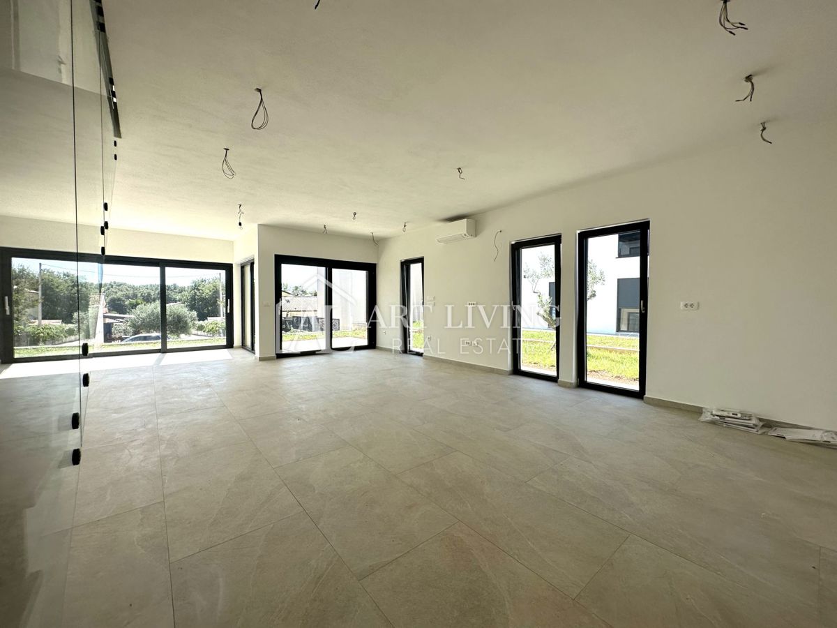 NOVIGRAD, okolica - MODERNA DVOJNA HIŠA NA VRHUNSKI LOKACIJI - SAMO 300 m OD MORJA!