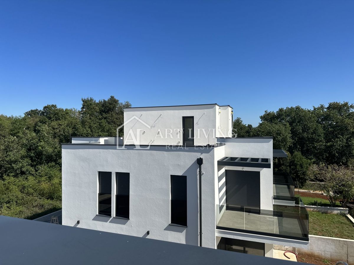 NOVIGRAD, okolica - MODERNA DVOJNA HIŠA NA VRHUNSKI LOKACIJI - SAMO 300 m OD MORJA!